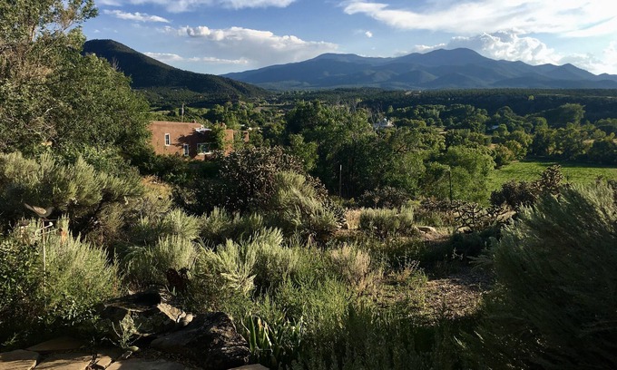 Taos Casa | Histórico Taos Adobe con vistas al exuberante valle