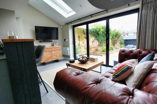 Tring Casa | Historic Tring 2 Story Flat on High Street