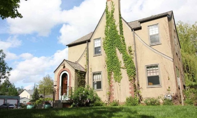 Sioux Falls Casa | Histórico McKennan Park Tudor cerca del centro y hospitales (4 habitaciones 2 baños)