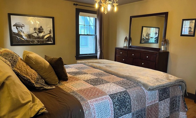 Sioux Falls Casa | Historic Twin Tudors Inn Southeast Room (KP1400SE)