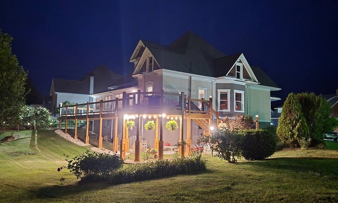 Fries Casa | Historic Victorian New River views w/easy New River Trail access