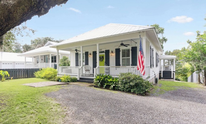 Darien Casa | Historic Waterfront Home