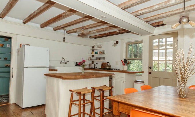 Northampton Casa | Historic Williams House 2-bedroom downtown Northampton with AC, WiFi