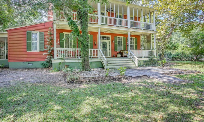 Winnabow Casa | Historic Winnabow Home w/ Screened Porches!