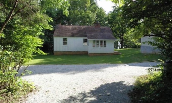 Andersonville Cabina | Historic year-round cabin along lakeshore w/dock