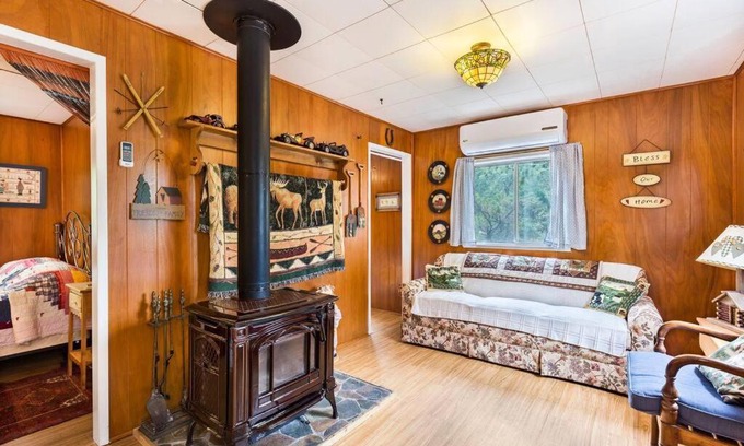 Julian Casa | Historical Cabin in Julian Pet's okay!