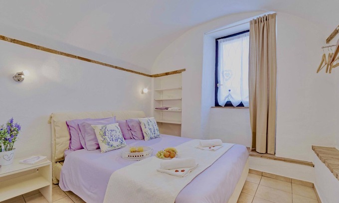 Caslano Apartamento | Historical Center 'Heart of Lavender' Apartment