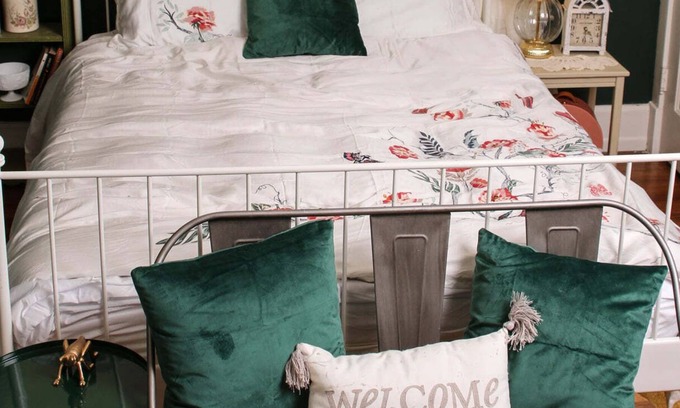 Lee's Summit Otro | Historical farmhouse close to shopping and dining.