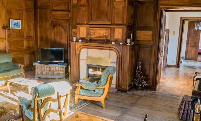 Bretenoux Casa | Casa histórica con carácter, calma y espacio.