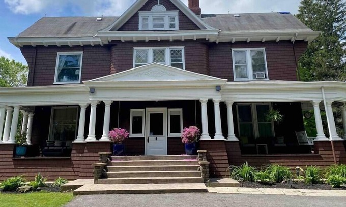 Terra Alta Casa | Historical Lakin Victorian Retreat home w/gym