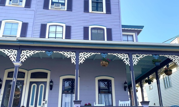 Cape May Apartamento | Historical Victorian 2 bedroom Flat 1 block from Beach JUST RENOVATED!
