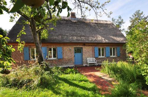Bellin Casa | Historisches Reetdachhaus mit Bauwagen und großem Obstgarten