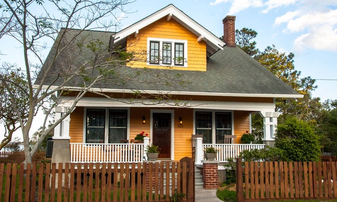 Historic Downtown Manteo Casa | History Loves Company-1920's Arts and Crafts Sears Kit Home-family / dog Friendly