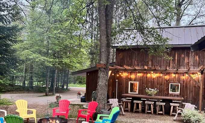 Crivitz Cabina | Hit the trails at this newly remodeled cabin or relax in the Northwoods!