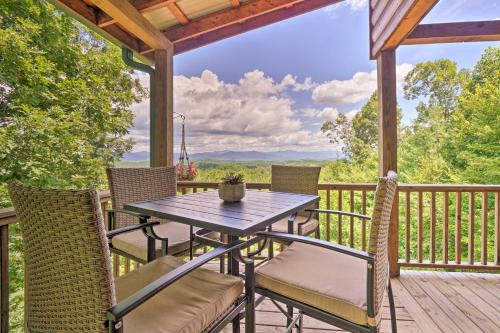 Unaka Casa | Hiwassee Hideaway Cabin with Mountain Views!