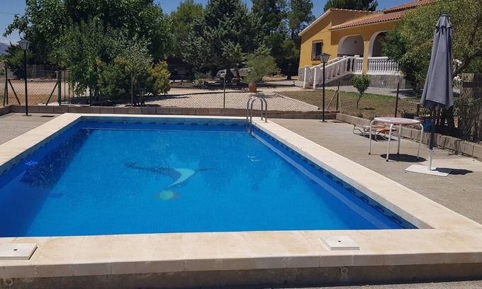 Yecla Chalet De Esquí | Casa con piscina, barbacoa y jardín privado, de uso exclusivo del inquilino.