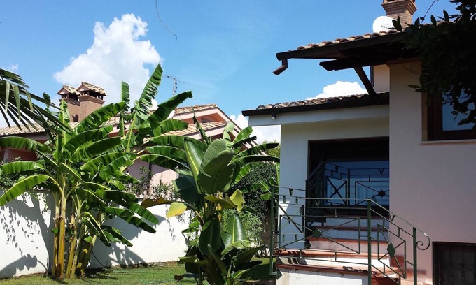 Zona XXX Castel Fusano Villa | Honeymoon House Rome Ostia hospitality in villa with garden