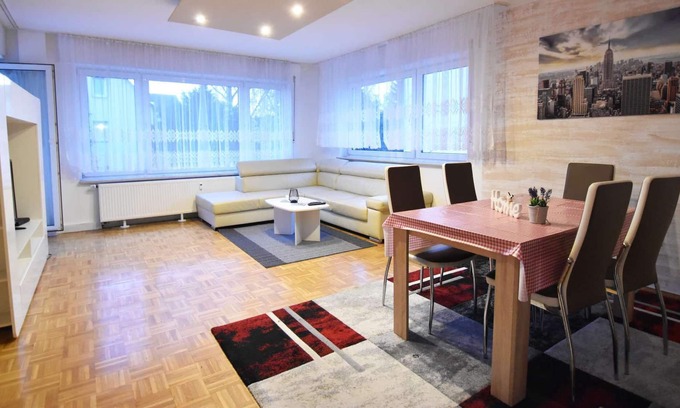 Porz Apartamento | HÖ01 large apartment with dryer and washing machine