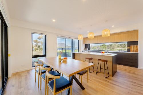 Austins Ferry Casa | Hobart Luxury Waterfront Retreat 4BR Award-Winning Stay