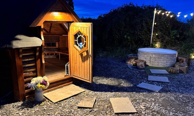 Dwyran Cabina | Hobbit Haven Hot Tub and Countryside Bliss