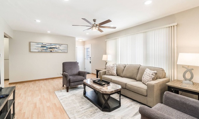 Schaumburg Casa | Hoffman Estates Rental