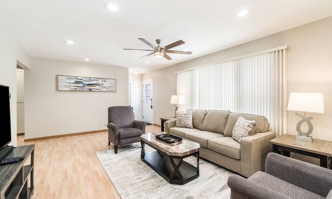 Schaumburg Casa | Hoffman Estates Rental