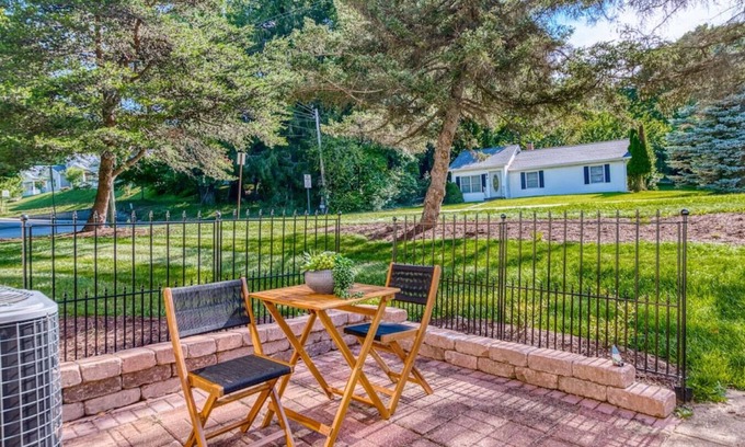 Grissom - Highland Apartamento | Hokie Townhouse Amazing Location + Pool Access
