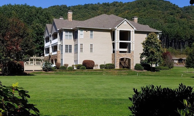 Maggie Valley Condominio | Hole in One Mountain Retreat 2 Bedroom, 2 Bath, Beautiful View,