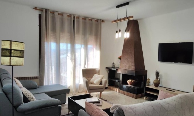 Sant Joan de Les Abadesses Apartamento | Apartamento vacacional "Can Quelet" con vistas a la montaña, 2 balcones y Wi-Fi