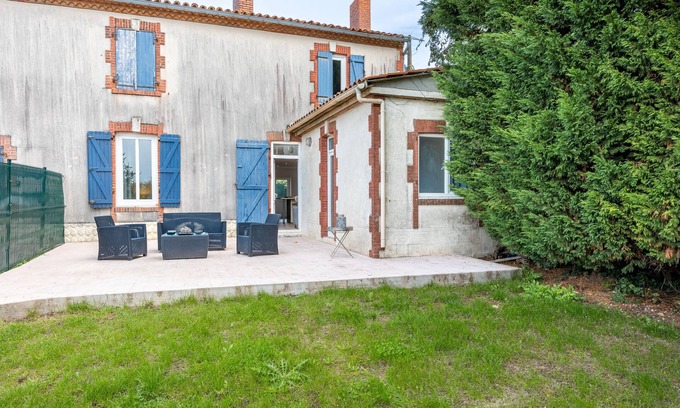 Saint-Martin-des-Fontaines Casa | Holiday Home 'Gite Les Garnes 4 Personnes' with Private Terrace, Private Garden and Wi-Fi