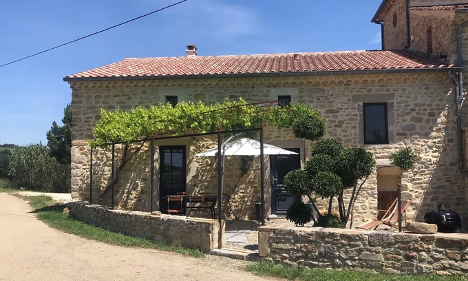 Saint-Sauveur-de-Cruzieres Casa | Casa de vacaciones 'Gîte Les Vignes Au Mas Dujau' con piscina compartida, Wi-Fi y aire acondicionado
