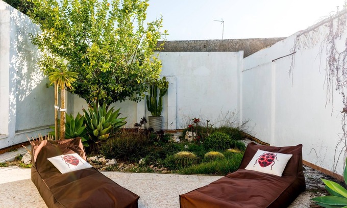 Castilleja de la Cuesta Villa | Holi-Rent Casa del Limonero Magnífica casa con patio trasero zen.