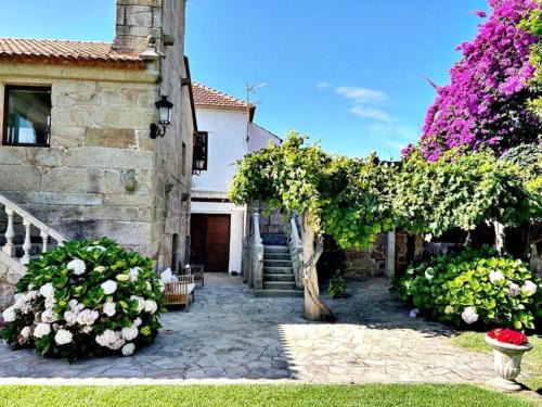 Sabaris Apartamento | Holibai, Miña Xoia, Villa con historia y jardín exquisito en Galicia