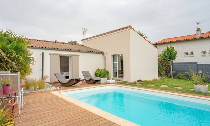 Saint-Georges-de-Didonne Casa | Casa de vacaciones 'De La Crete' con vistas al mar, piscina compartida y Wi-Fi