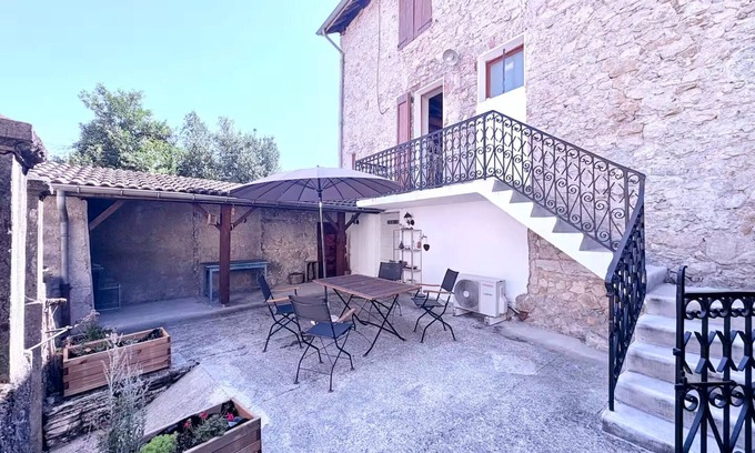 Saint-Vincent-de-Mercuze Casa | Holiday Home 'Casa Mialy - Clim Wifi Terrasse' with Mountain View, Wi-Fi and Air Conditioning