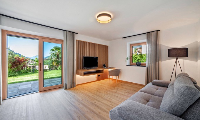 San Martino in Passiria Apartamento | Apartamento Berta – nuevo, confortable, con terraza-jardín y vistas a la montaña