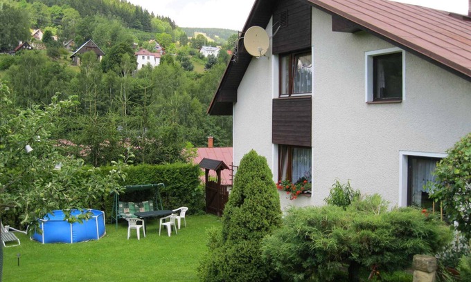 Rokytnice nad Jizerou Apartamento | Apartamento vacacional con un jardín grande y piscina exterior