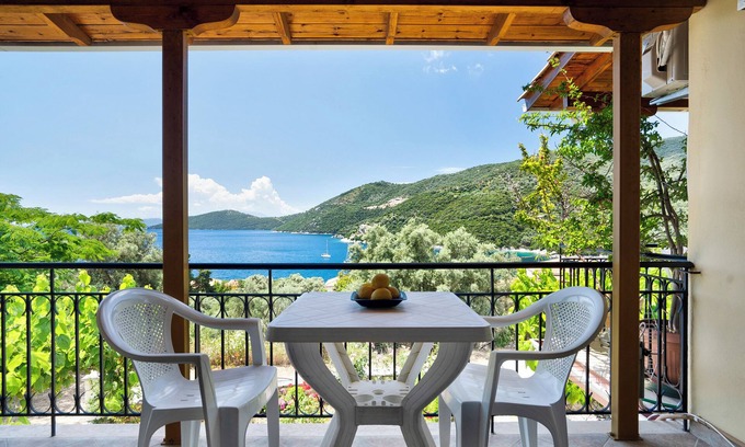 Mikros Gialos Apartamento | Apartamento vacacional "Vardia studio A" con vistas al mar, Wi-Fi y balcón