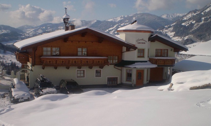Alpendorf Apartamento | Apartamento vacacional "Landhaus Gruber" con vistas a la montaña, balcón y Wi-Fi
