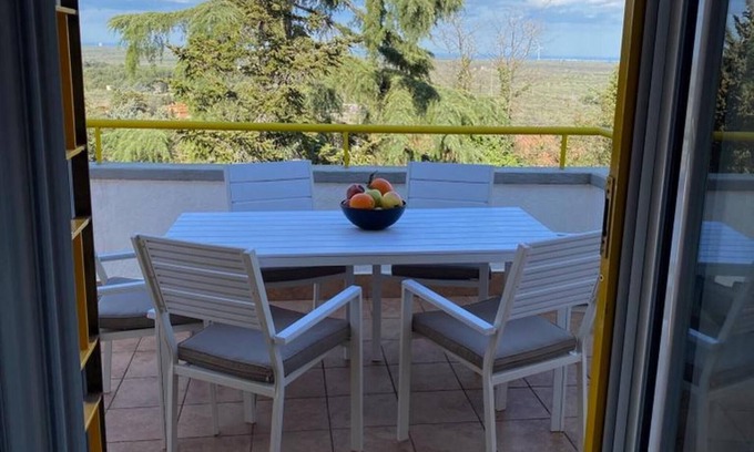 Cassano delle Murge Apartamento | Apartamento vacacional "Casa Nel Parco" con terraza privada, jardín privado y Wi-Fi