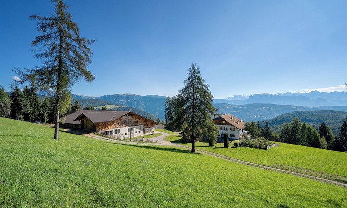 San Genesio Atesino Apartamento | Apartamento vacacional 'Stücklhof Wohnung Edelweiss' con vistas a la montaña