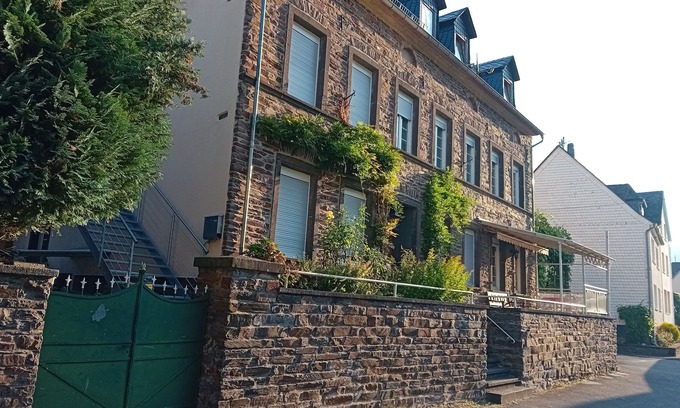 Briedern Apartamento | Holiday Apartment "Villa Eisfeld II"