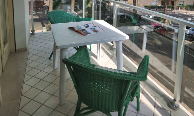 Lignano Sabbiadoro Apartamento | Apartamento vacacional con balcón y aire acondicionado
