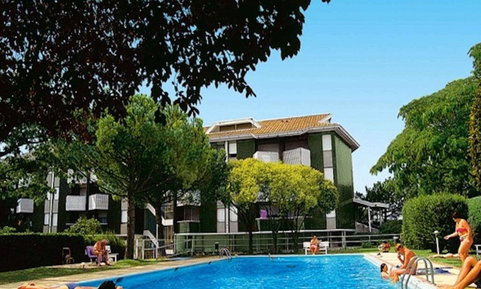 Lignano Sabbiadoro Apartamento | Apartamento vacacional con balcón y piscina