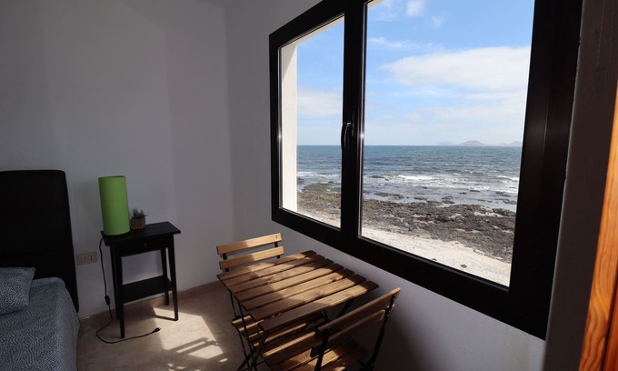 Caleta de Famara Apartamento | Holiday Apartment "Olas 4" with Sea View & Wi-Fi