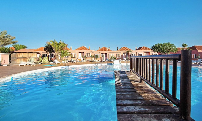 Caleta de Fuste Apartamento | Apartamento vacacional "Paulalucía" con vistas a la montaña, piscina compartida y Wi-Fi