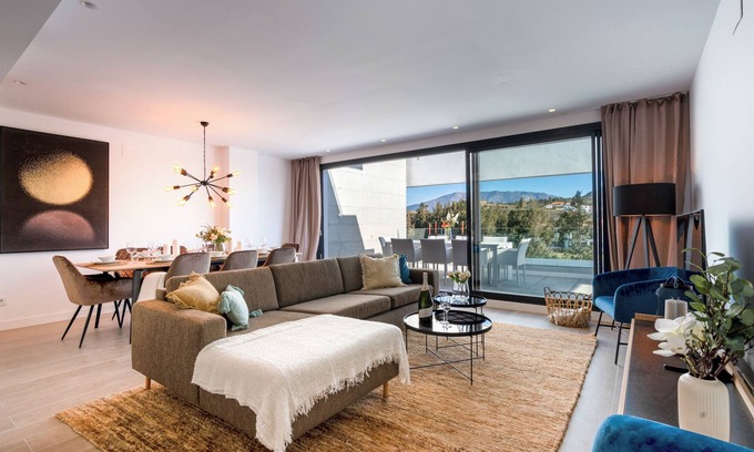 La Cala de Mijas Apartamento | Apartamento vacacional Navigolf 470 con vistas a la montaña, piscina, terraza y Wi-Fi