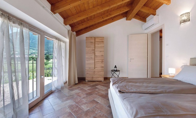 Caprino Veronese Apartamento | Apartamento vacacional "Casale La Coccinella Gelsomino" con jardín compartido y Wi-Fi