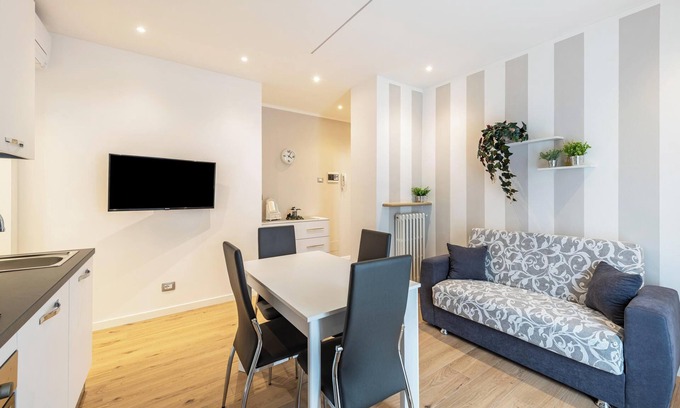 Torri del Benaco Apartamento | Apartamento vacacional 'New Casa Ilaria' cerca del centro con jardín y Wi-Fi