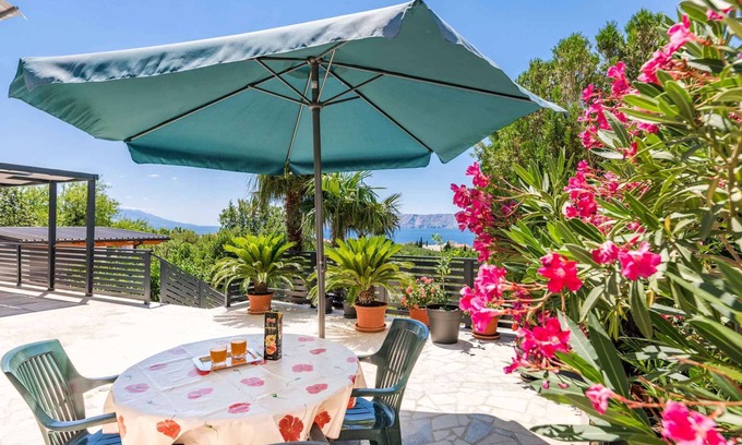 Novi Vinodolski Apartamento | Apartamento vacacional con vistas al mar y una gran terraza
